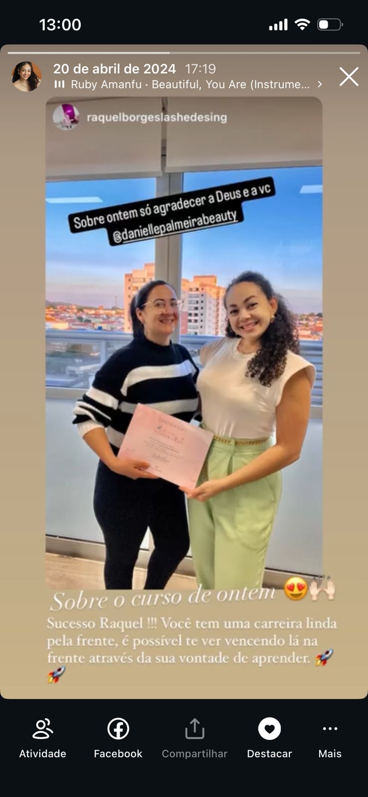 Aluna recebendo certificado do curso