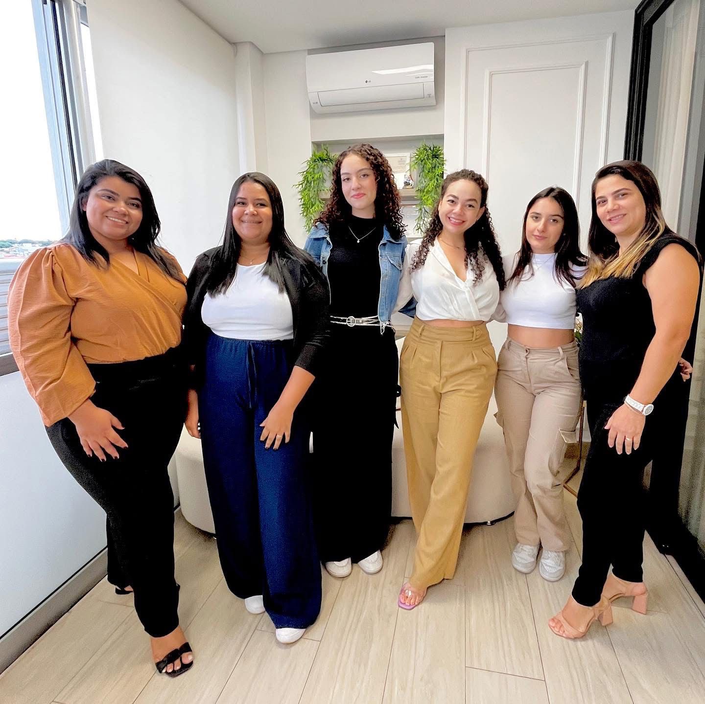 Turma completa de alunas formadas