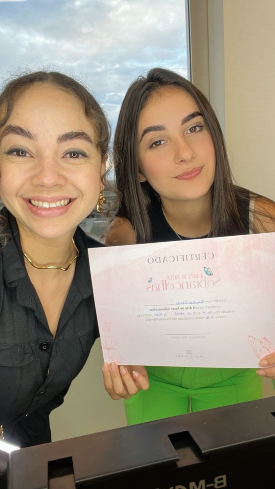 Aluna recebendo certificado