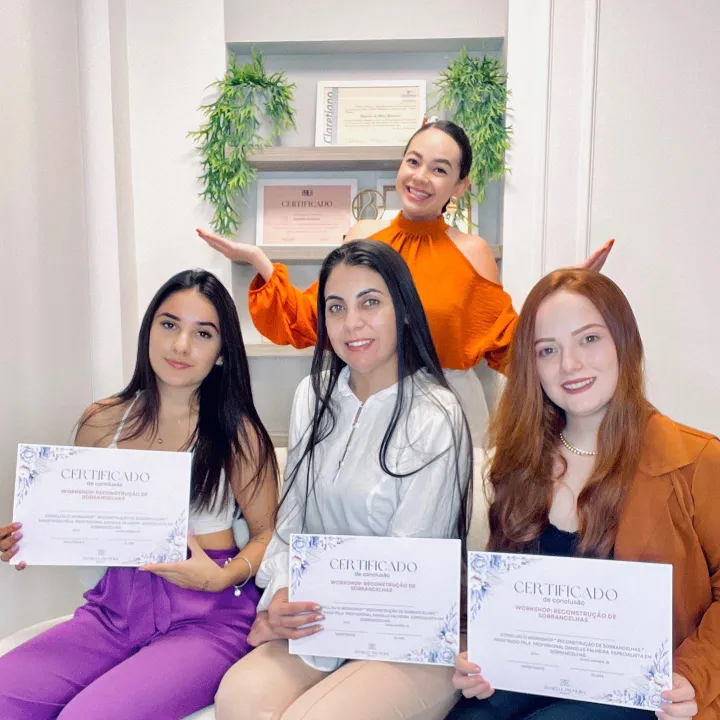 Alunas com certificado ao lado da Dani