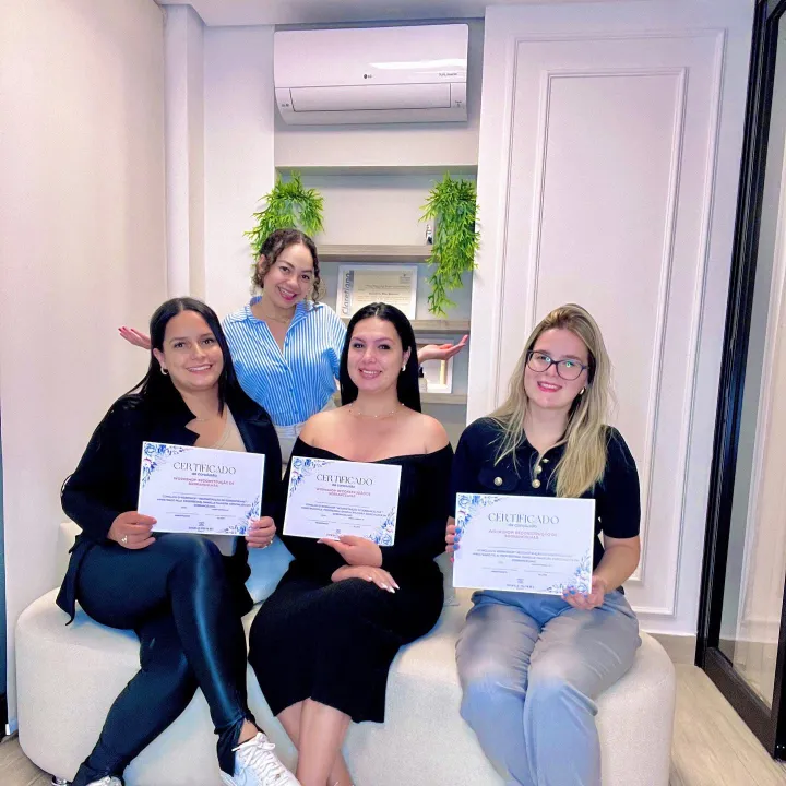Alunas com certificado e a Dani