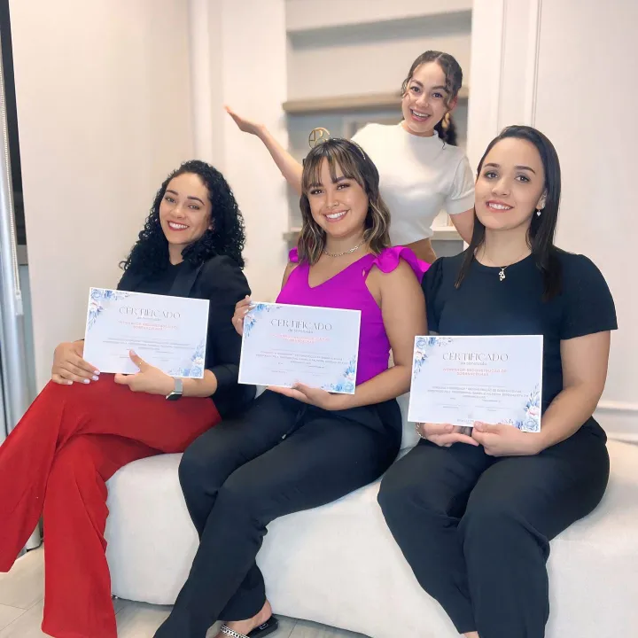 Alunas segurando seus certificados