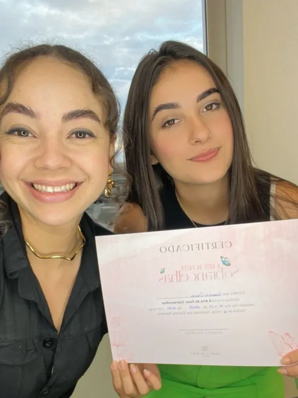 Aluna com certificado ao lado da Dani